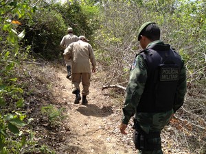 Policiais fazem varredura em mata em busca de estudante desaparecida na Paraíba (Foto: Walter Paparazzo/G1)