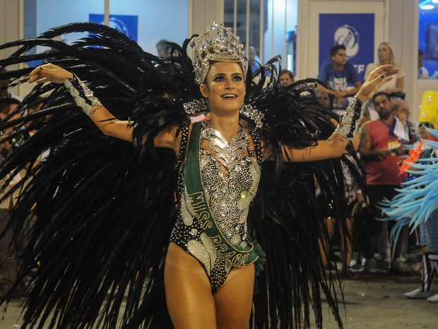 Thayla Ayala representa a primeira Miss Brasil, Zezé Leone, no desfile da Acadêmicos do Grande Rio. Zezé viveu em Santos (Foto: G1/Alexandre Durão)