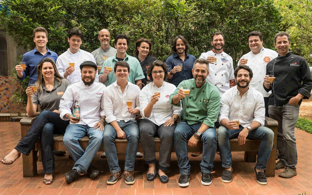Chefs dos restaurantes brasilienses posam brindando com cerveja. Eles participam da 4ª edição do festival Panelas da Casa, (Foto: Telmo Ximenes/Divulgação)