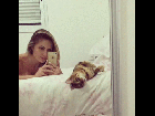 Sem sutiã, Renata D'Ávila tira foto em frente ao espelho e brinca com gatinha