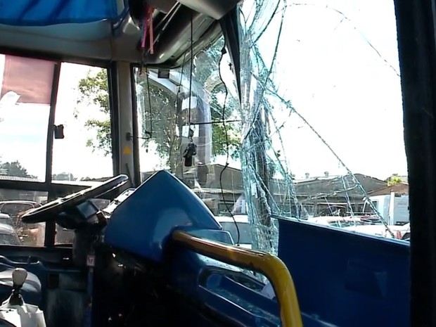 Vidro do ônibus quebrou no acidente (Foto: Reprodução/RBS TV)