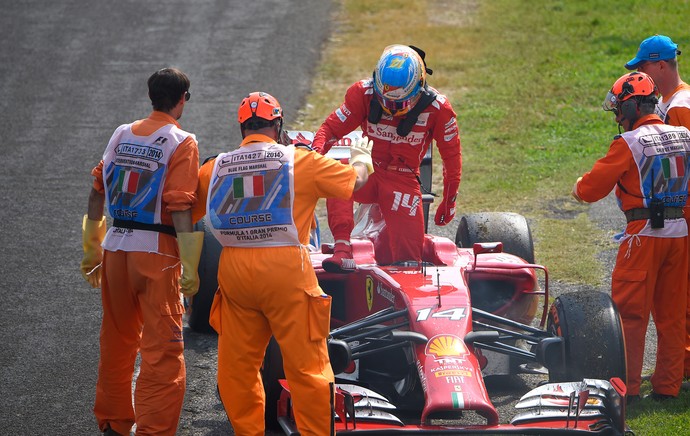 Alonso abandona GP da Itália (Foto: AFP)