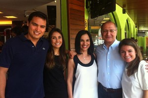 Thomaz Alckmin ao lado de sua esposa, Tais Fantato, da mãe, Lu Alckmin, do pai e de sua irmã, Sophia  (Foto: Reprodução/Facebook/Lu Alckmin)