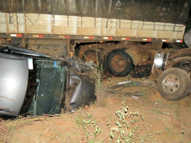 Testemunhas viram condutor da carreta deixar o local do acidente sem prestar socorro às vítimas (Foto: Água Boa News/Reprodução)