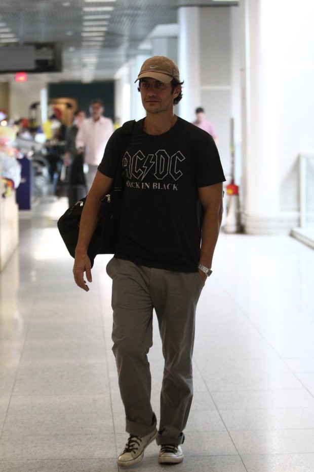 Gabriel Braga Nunes no aeroporto (Foto: Wagner Santos / Foto Rio News)