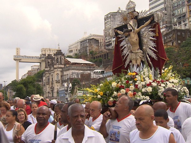 Fiéis acompanham procissão de Bom Jesus dos Navegantes (Foto: Imagem/TV Bahia)