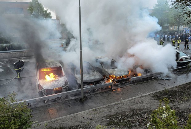 Carros pegam fogo no subúrbio de Rinkeby, em Estocolmo, nesta quinta-feira (23) (Foto: Fredrik Sandberg/Scanpix/Reuters)