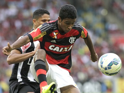 Gabriel em ação contra o Atlético-MG (Foto: Gilvan de Souza/Fla Imagem)