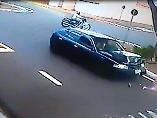 Motociclista é atingida por veículo na Avenida Eliza Verzola Gosuen em Franca (Foto: Câmeras de Segurança)