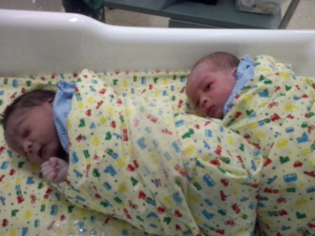 Bebês são colocados na mesma incubadora em Hospital de Ceilândia (Foto: G1/Reprodução)