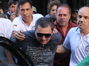 Um dos donos da boate Kiss, o empresário Mauro Hoffmann se entrega à polícia e é preso.  (Foto: Emerson Souza/Agência RBS)