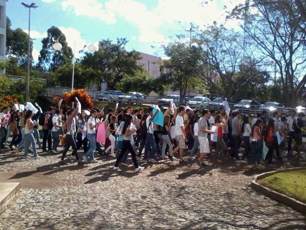 manifestação UFSJ Divinópolis MG medicina estudantes alunos (Foto: G1/G1) manifestação UFSJ Divinópolis MG medicina estudantes alunos (Foto: G1/G1)