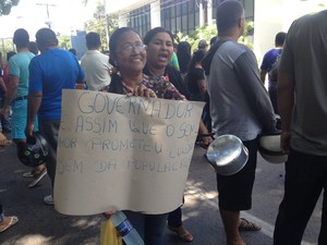 Anilda Dias, de 52 anos, usa cartaz contra decreto do governo  (Foto: John Pacheco/G1)