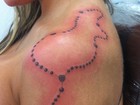 Andressa Urach mostra resultado final da tatuagem no ombro