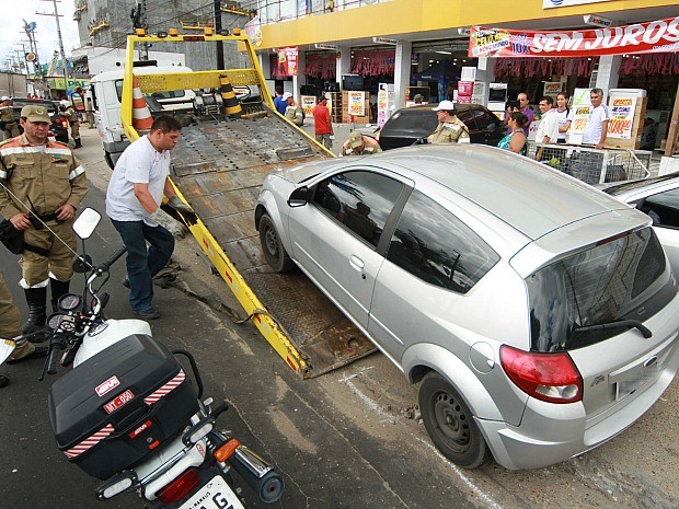 Três veículos foram removidos durante fiscalização (Foto: Tácio Melo/Semcom)