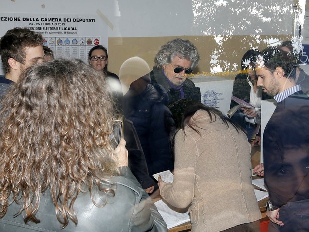 Colégios eleitorais abrem para segundo dia de votação na Itália; voto de Beppe Grillo (Foto: AFP PHOTO / FABIO MUZZI )