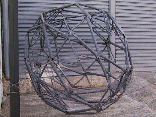 Globo feito com quadros de bicicleta foi arrancado de escultura no Centro de Itajubá, MG, na sexta-feira (10) (Foto: Reprodução EPTV/Tarciso Silva) Globo feito com quadros de bicicleta foi arrancado de escultura no Centro de Itajubá, MG, na sexta-feira (10) (Foto: Reprodução EPTV/Tarciso Silva)