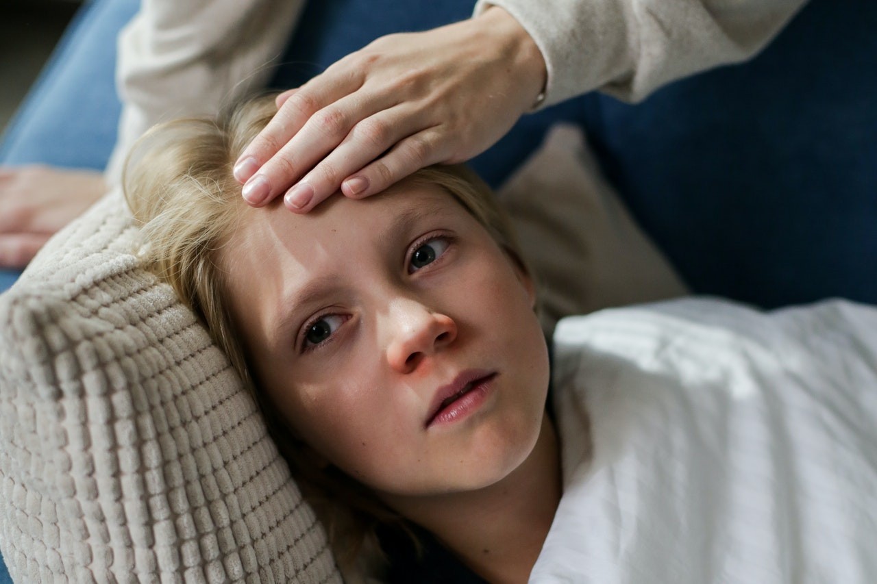 Coriza, dor de garganta, tosse e febre são sintomas mais comuns do Crupe (Foto: Pexels)