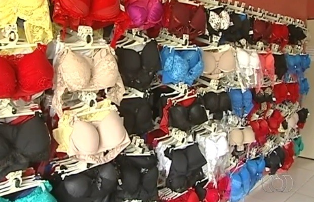 Confecções de lingerie fazem feiras para reduzir estoque, em Catalão Goiás (Foto: Reprodução/TV Anhanguera)