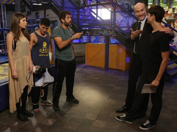 Heideguer revela a Gael, Duca e Bianca que é pai de Henrique (Foto: Pedro Curi/Gshow)