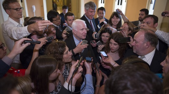 Senador John McCain é rodeado pela imprensa americana em meio à votação sobre espionagemr (Foto: AP)