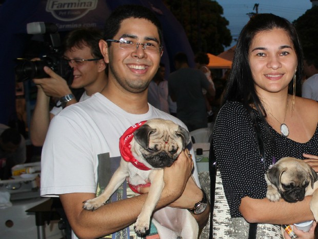 O estudante de engenharia, Gabriel Monte Paiva, tem a cadelinha Analu há seis meses  (Foto: Romulo de Sousa/G1 AM)