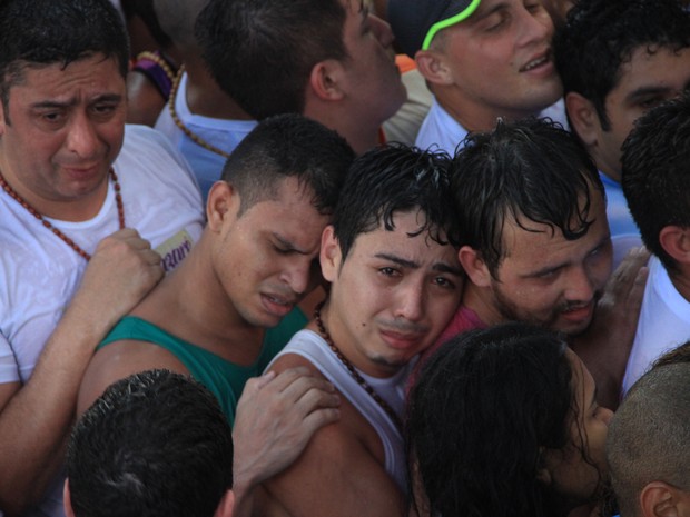 Sacrifício e fé: romeiros acompanham o Círio agarrados à Corda. (Foto: Alexandre Yuri / G1 PA)