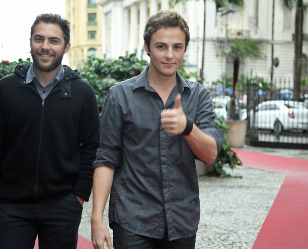 Miguel Roncato chega acompanhado do irmão, o ator Fernando Roncato (Foto: Camila Camacho/TV Globo)