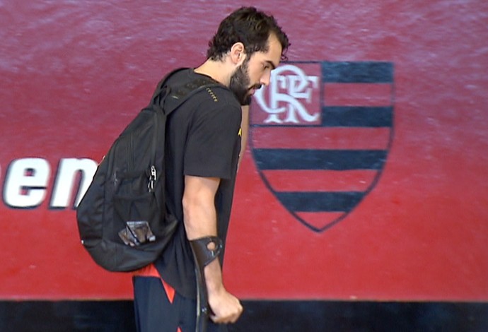 Benite, ala-armador do Flamengo, de muleta (Foto: Reprodução SporTV) Benite, ala-armador do Flamengo, de muleta (Foto: Reprodução SporTV)