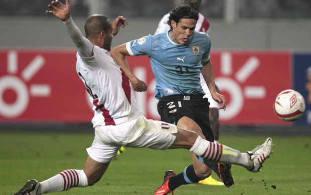 Peru x Uruguai, Eliminatórias, Cavani (Foto: Reuters)