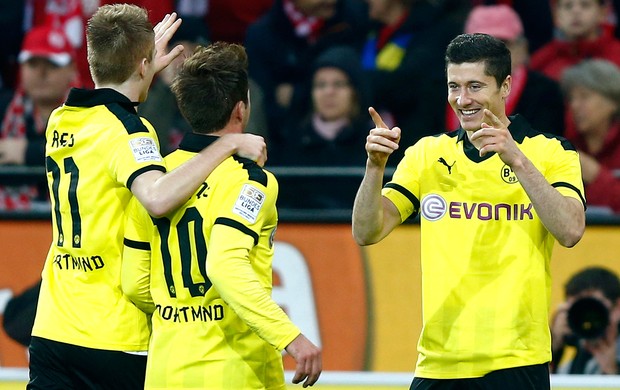 Lewandowski comemora gol do Borussia Dortmund (Foto: Reuters)
