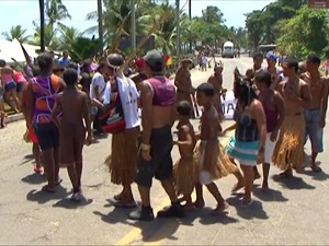 Índios fazem protesto na Bahia (Foto: Reprodução/TV Bahia)
