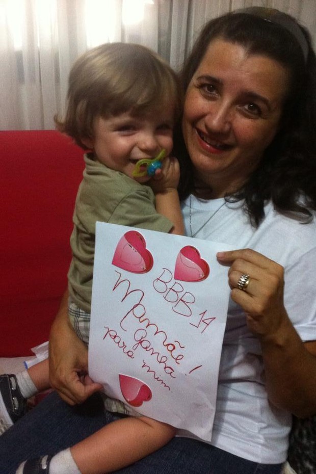 Rosângela, mãe de Clara Aguilar, com o neto Max (Foto: Twitter / Reprodução)