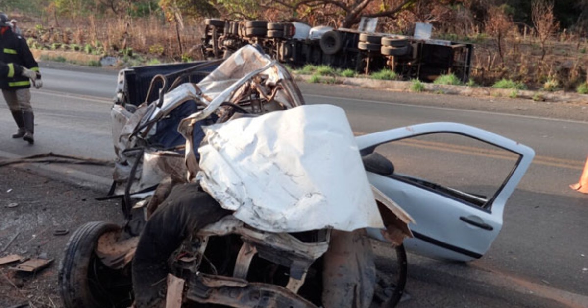 G1 Carro fica destruído e caminhão tomba em colisão na BA dois