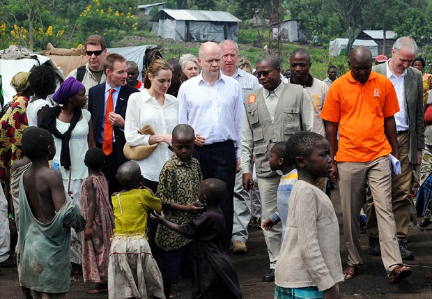 Angelina Jolie e William Hague visitam o Congo (Foto: ApExchange) Angelina Jolie e William Hague visitam o Congo (Foto: ApExchange)