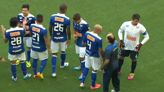 Jogadores do Cruzeiro. Fábio em destaque (Foto: Reprodução TV Globo Minas)
