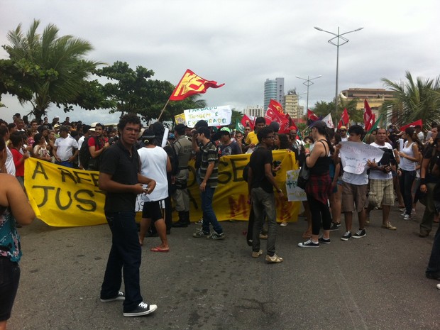 Manifestantes invadiram a avenida onde ocorria o desfile de 7 de Setembro. (Foto: Fabiana De Mutiis/G1)