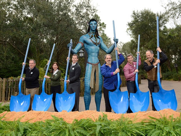 Executivos da Walt Disney Parks e da Walt Disney Imageneering e produtores de Avatar inauguram oficialmente a nova área temática do filme ao lado de boneco Na'Vi (Foto: David Roark/Walt Disney Parks/Divulgação)