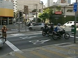 Faixa de retenção para motos e bicicletas em São Paulo (Foto: Reprodução/Jornal Nacional)