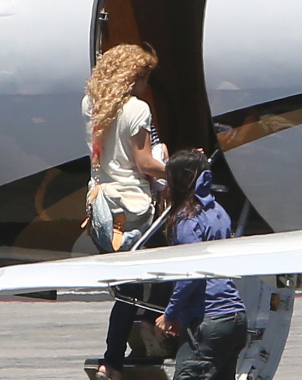 Shakira com o filho, Milan, em aeroporto em Los Angeles, nos Estados Unidos (Foto: Grosby Group/ Agência)
