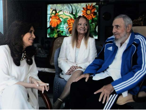 Cristina Kirchner visita Fidel Castro e sua esposa Dalia Soto del Valle (Foto: Reprodução/ Twitter/ Cristina Kirchner)