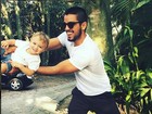 Rodrigo Simas aparece em foto com o sobrinho e  fã pede: 'Me dê um filho'