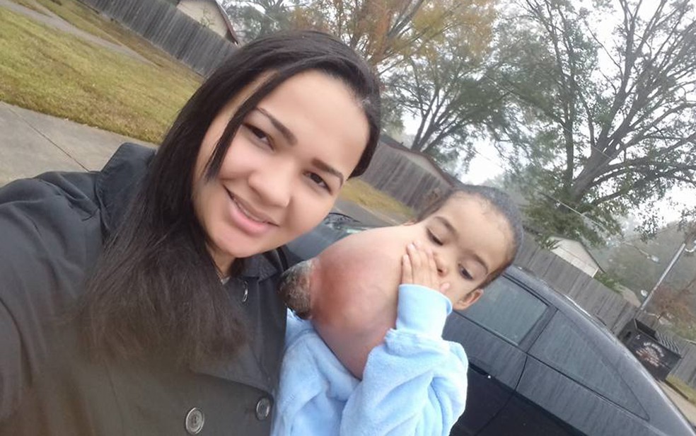 Caroline Braga com a filha Melyssa, nos Estados Unidos. (Foto: Reprodução/Facebook/Caroline Braga)