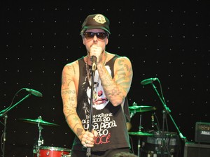 Tico Santa Cruz, vocalista do Detonautas, durante show em Boa Vista (Foto: Rodrigo Menaros/G1)