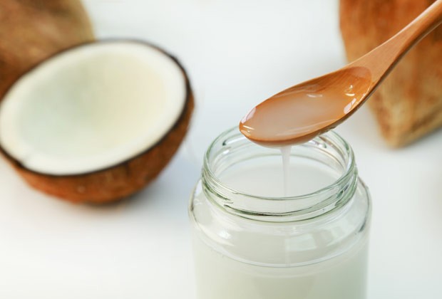 O óleo de coco é um ótimo hidratante para o cabelo e a pele (Foto: Thinkstock)