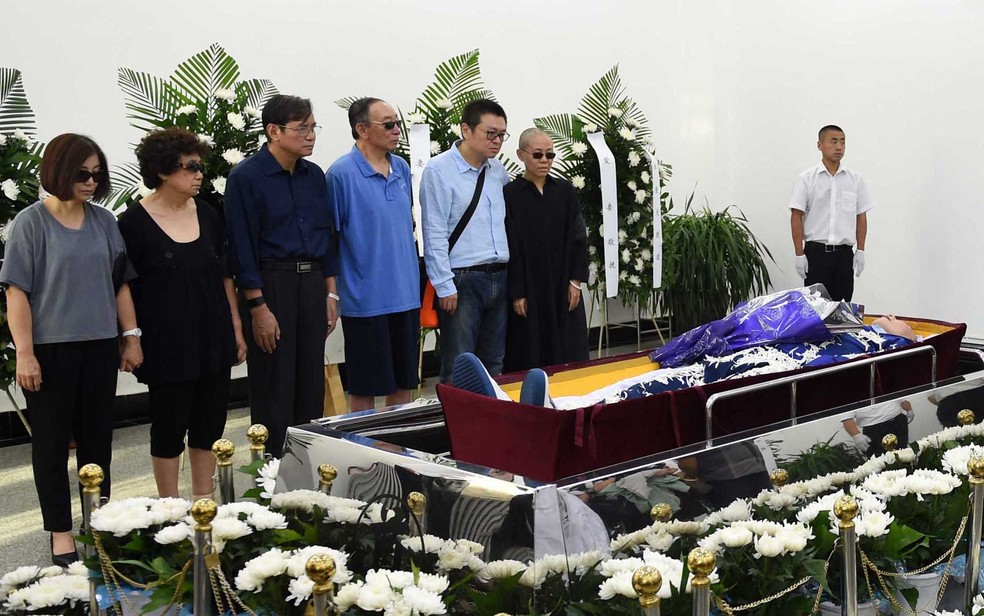 A viúva (à direita, de preto) de Liu Xiaobo e familiares, velam o corpo pouco antes da cremação (Foto: AFP Photo)