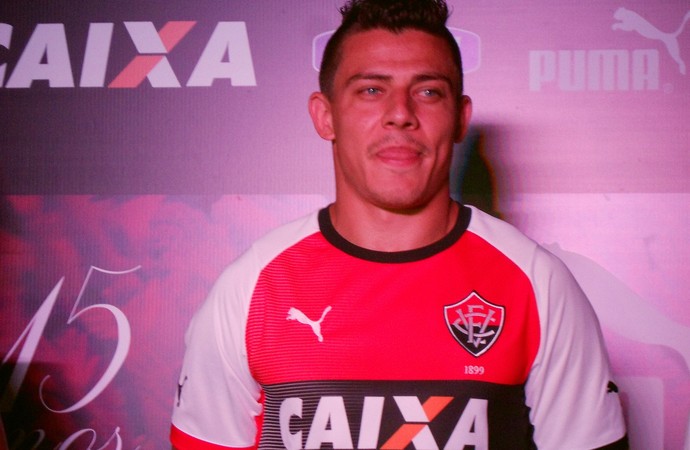 Ayrton camisa Vitória (Foto: Thiago Pereira) Ayrton camisa Vitória (Foto: Thiago Pereira)