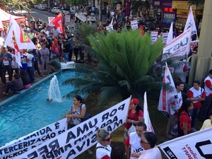 Manifestantes protestam na Praça do Bandeirante, em Goiânia, Goiás (Foto: Luísa Gomes/G1)