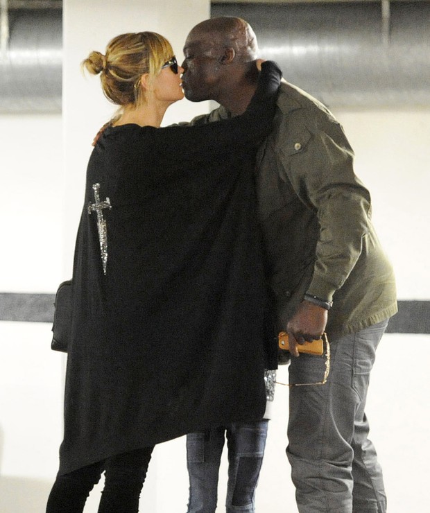 Heidi Klum e Seal dão selinho (Foto: Grosby Group)