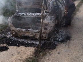 Carro de policial foi encontrado incendiado no Espírito Santo (Foto: Divulgação/ Polícia Militar)